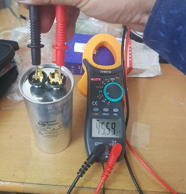 sử dụng ampe kìm để đo tụ điện 3