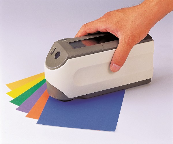 máy đo màu cầm tay được sử dụng để kiểm tra màu sắc sản phẩm