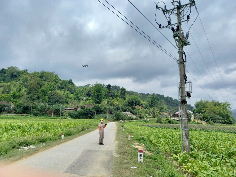 kiem tra duong day tai bac can - Ứng dụng Flycam trong quản lý vận hành lưới điện ở Việt Nam