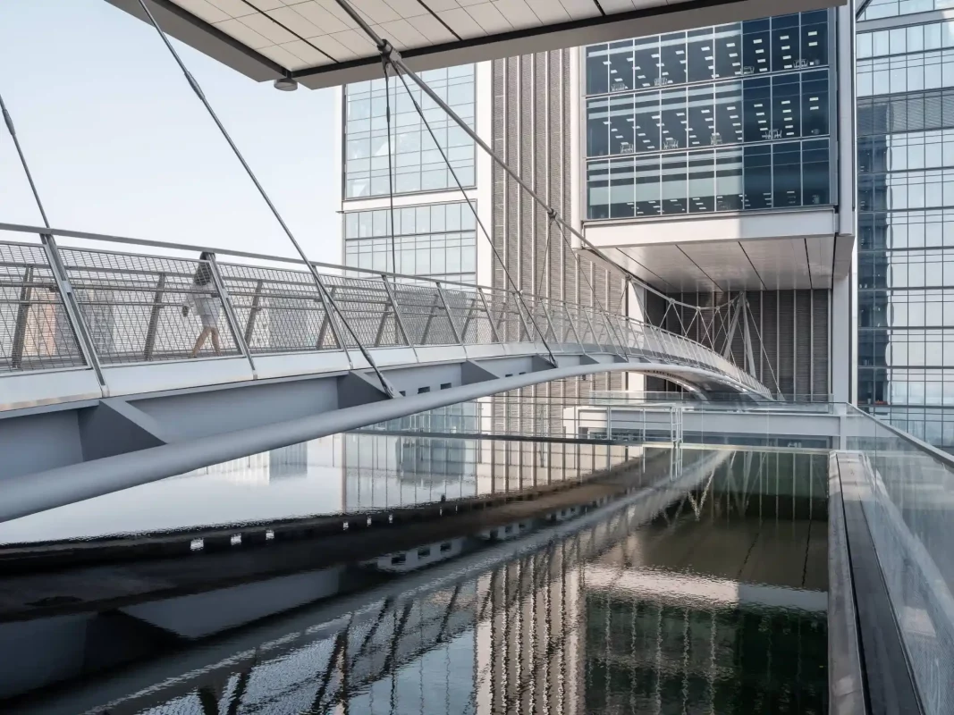 cầu treo nối liền 2 tòa nhà tại trụ sở mới của dji