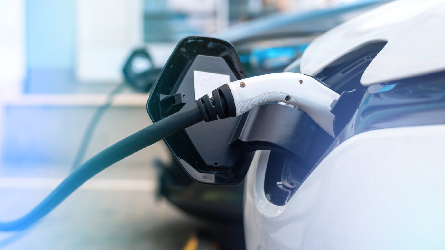 plugged chargers into two electric cars charge station 1536x864 1 - Hioki đồng tổ chức hội thảo về công nghệ Pin và xe điện Asean năm 2023