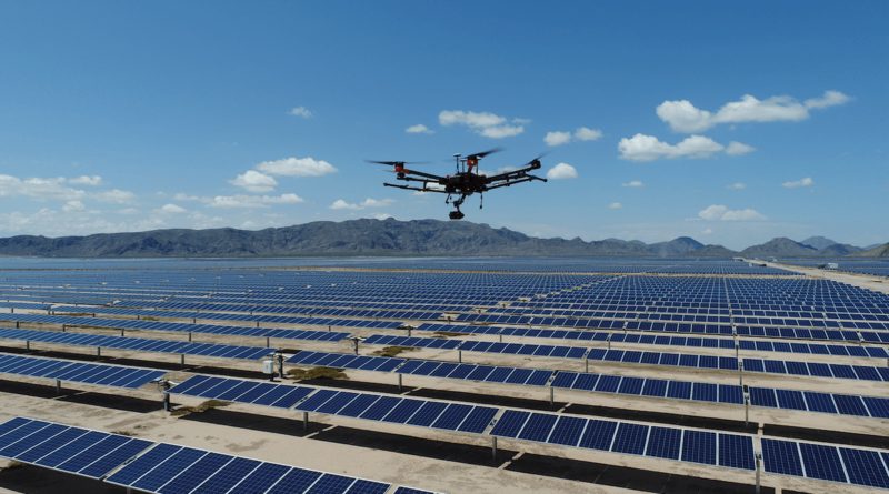 drone solar 1 - Lợi ích khi dùng Drone để kiểm tra hệ thống điện mặt trời