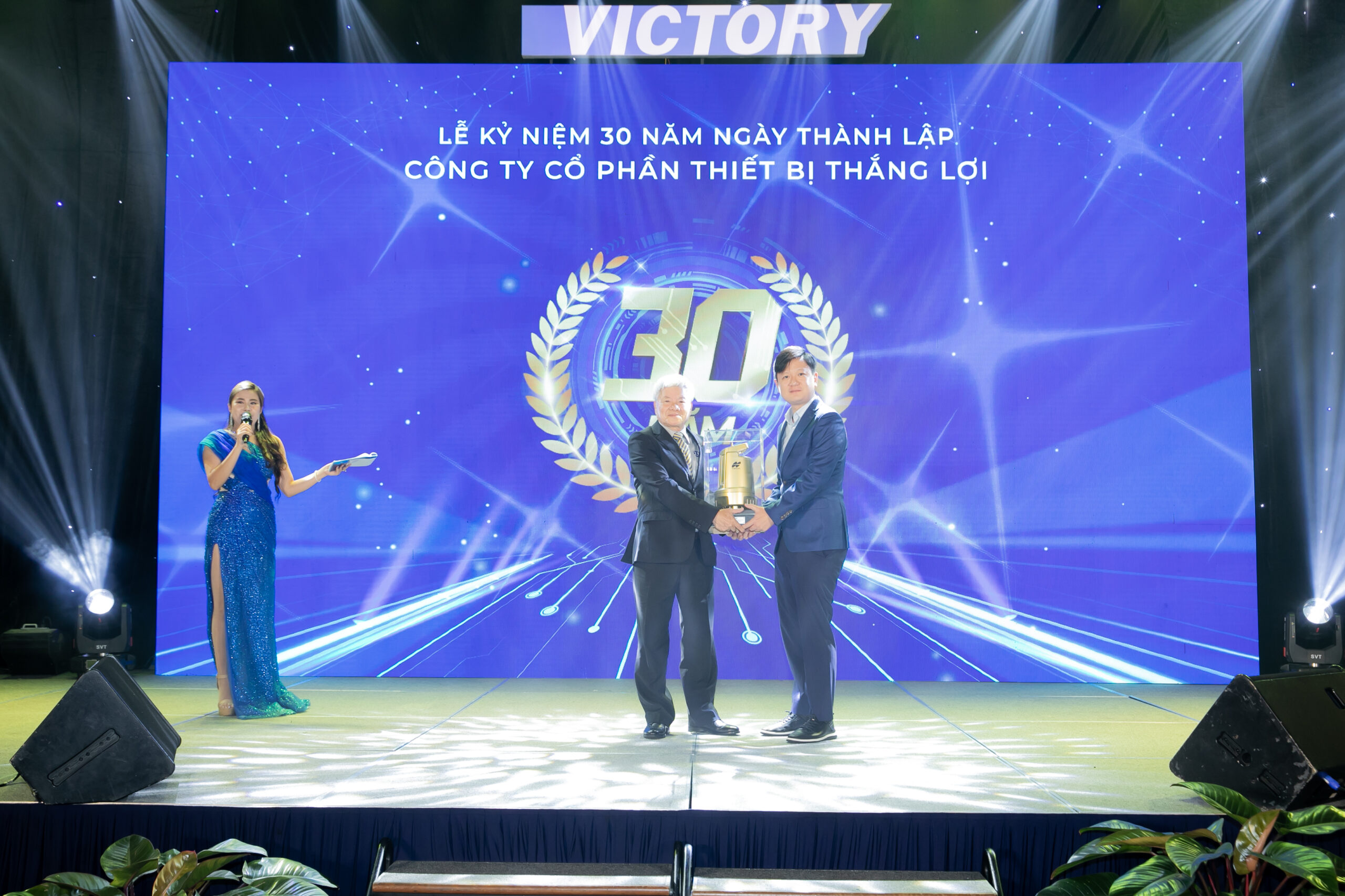 Chủ tịch công ty thắng lợi - Nguyễn Trọng Khôi nhận quà lưu niệm từ tập đoàn Topcon tại buổi lễ kỉ niệm 30 năm thành lập