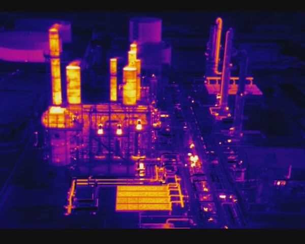 Kiểm tra nhà máy lọc dầu bằng Drone 2
