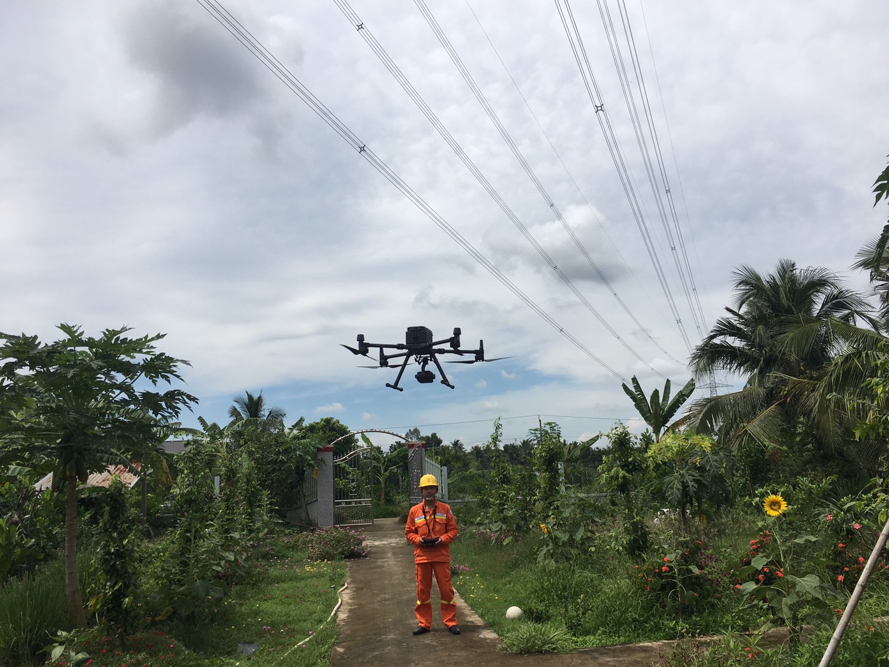 ứng dụng của drone với ngành điện 1
