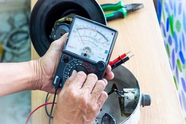 đo điện trở bằng đồng hồ vạn năng hiển thị dạng kim