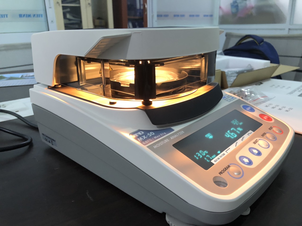 Cân sấy ẩm A&D sử dụng công nghệ gia nhiệt bằng đèn Halogen